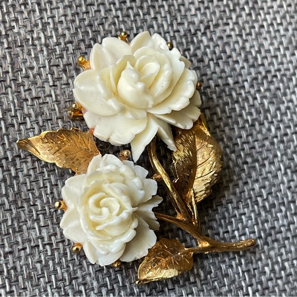 Vintage | White Rose Flower Carved Celluloid Gold Tone Brooch Pin - Picture 12 of 16